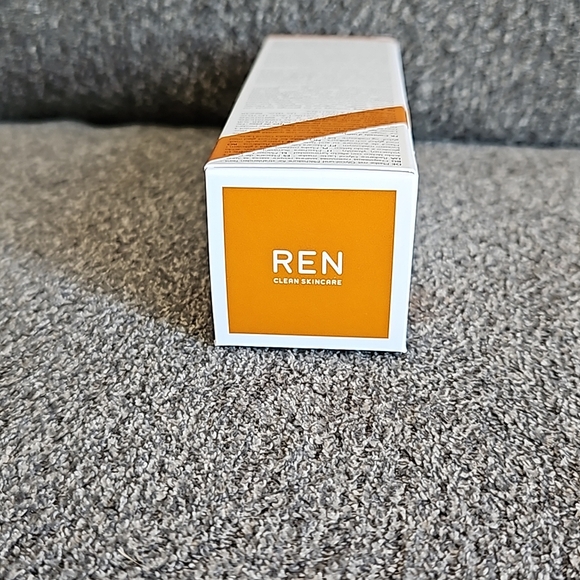 REN Glycol Lactic Radiance Renewal Mask With AHA - Picture 7 of 7